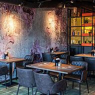 Gästebereich im Le Burger Restaurant im Wiener Donauzentrum mit kreativer Wandgestaltung